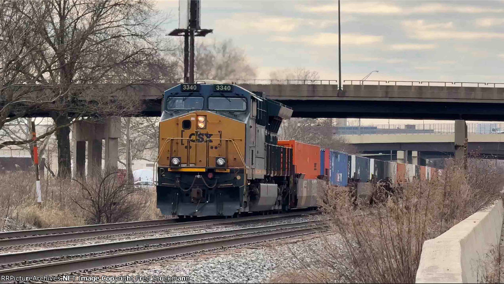 CSX 3340 is the rear DPU for I137.